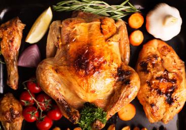 Sörben sült egész csirke répával